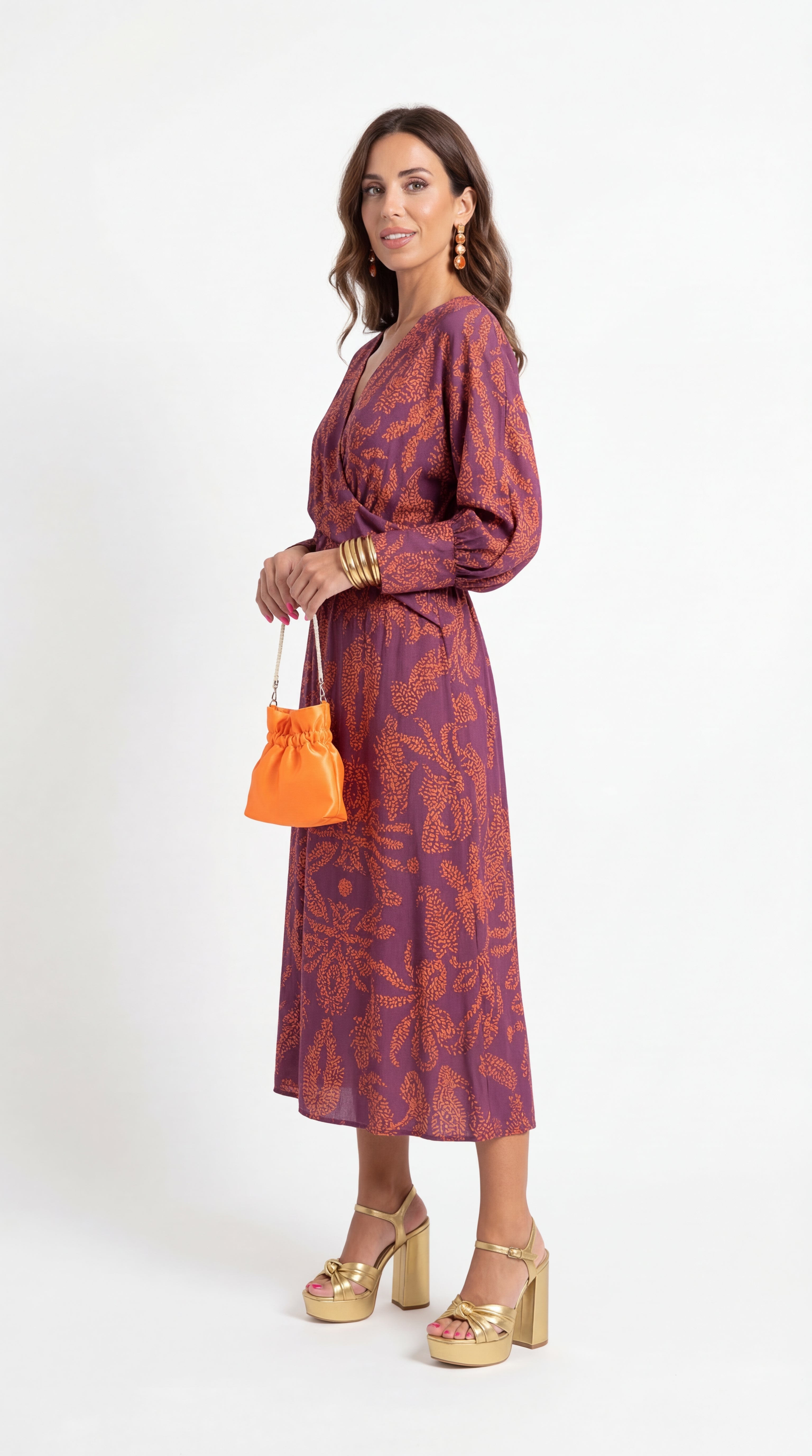 Vestido midi estampado morado con escote en V, mangas globo y falda midi