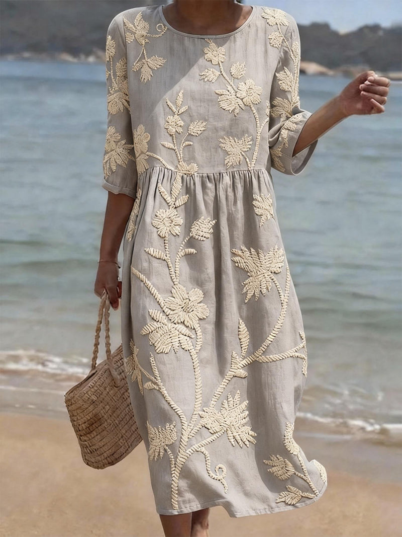 Vestido informal gris con estampado floral bordado, manga 3/4 y falda fruncida