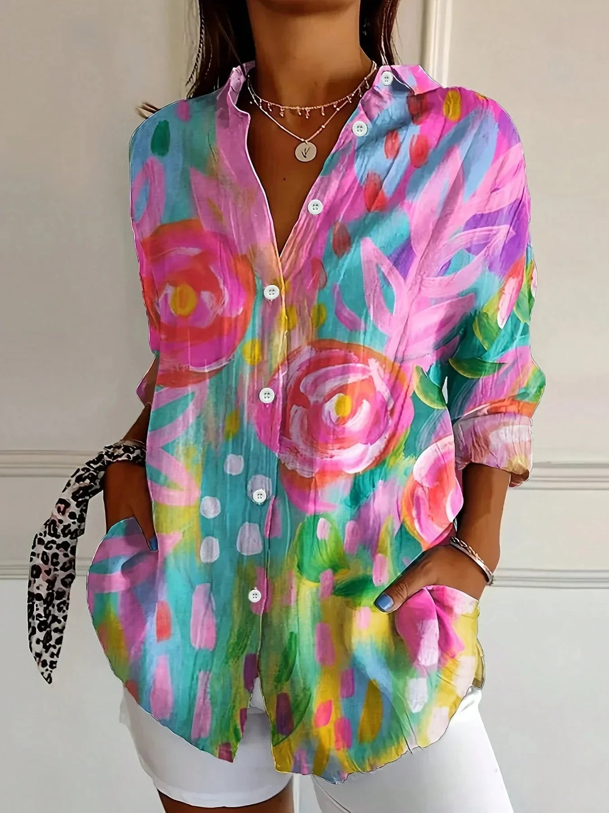 Blusa de mujer estampada abstracta multicolor con botones al frente y cuello camisero