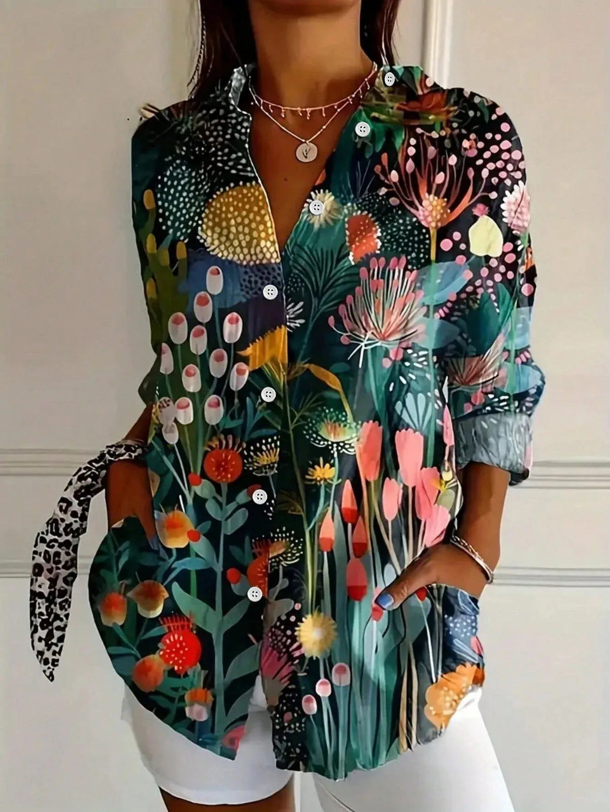 Blusa de mujer estampada oscura con botones frontales y motivos florales coloridos