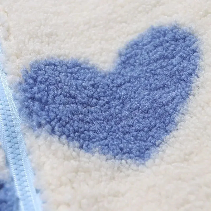 Chaqueta de borrego con estampado de corazones azules sobre fondo claro