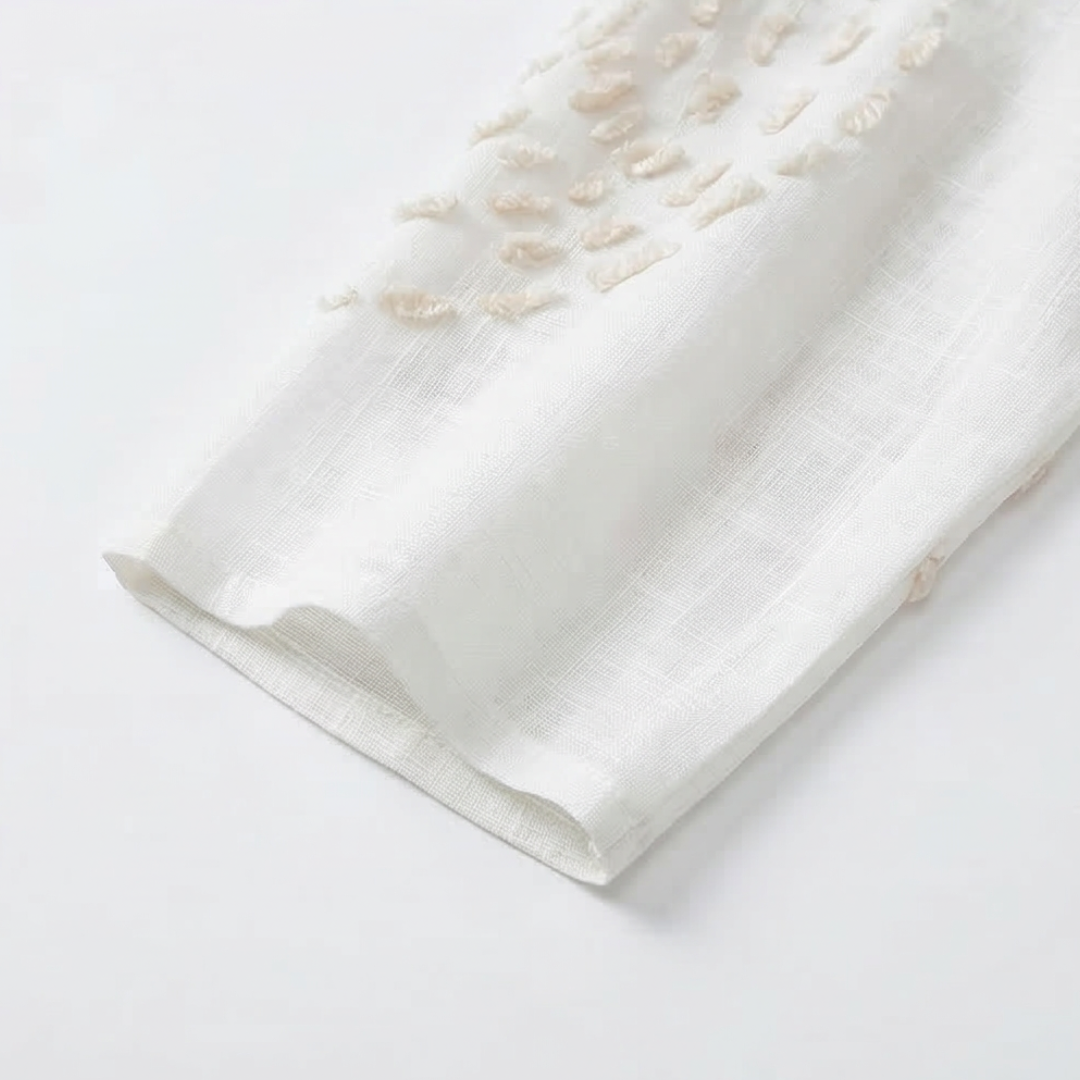 Vestido blanco de mujer con dobladillo recto y bordado en relieve sobre la tela