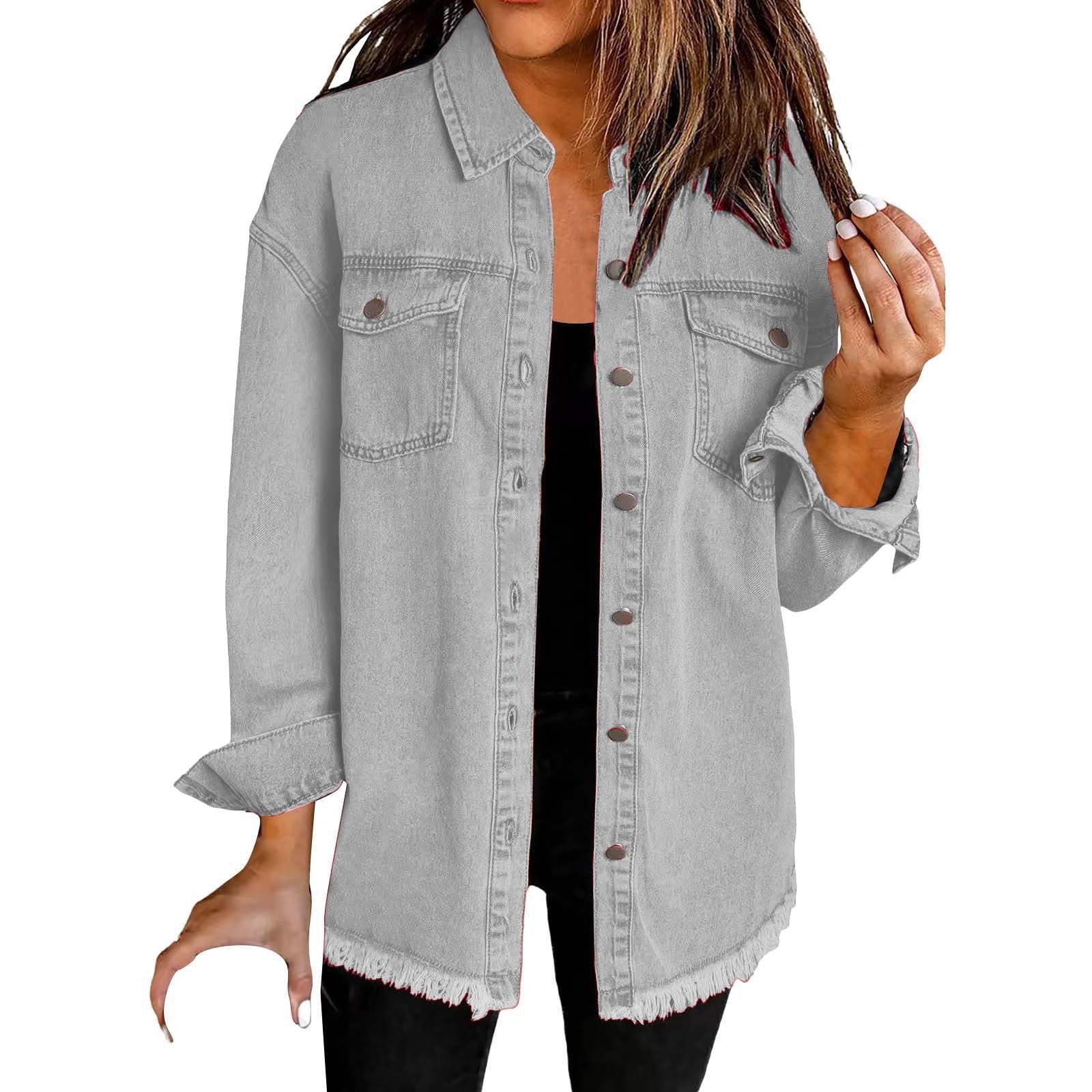 Chaqueta de mezclilla gris con botones a la vista, bolsillos delanteros y flecos en el bajo.