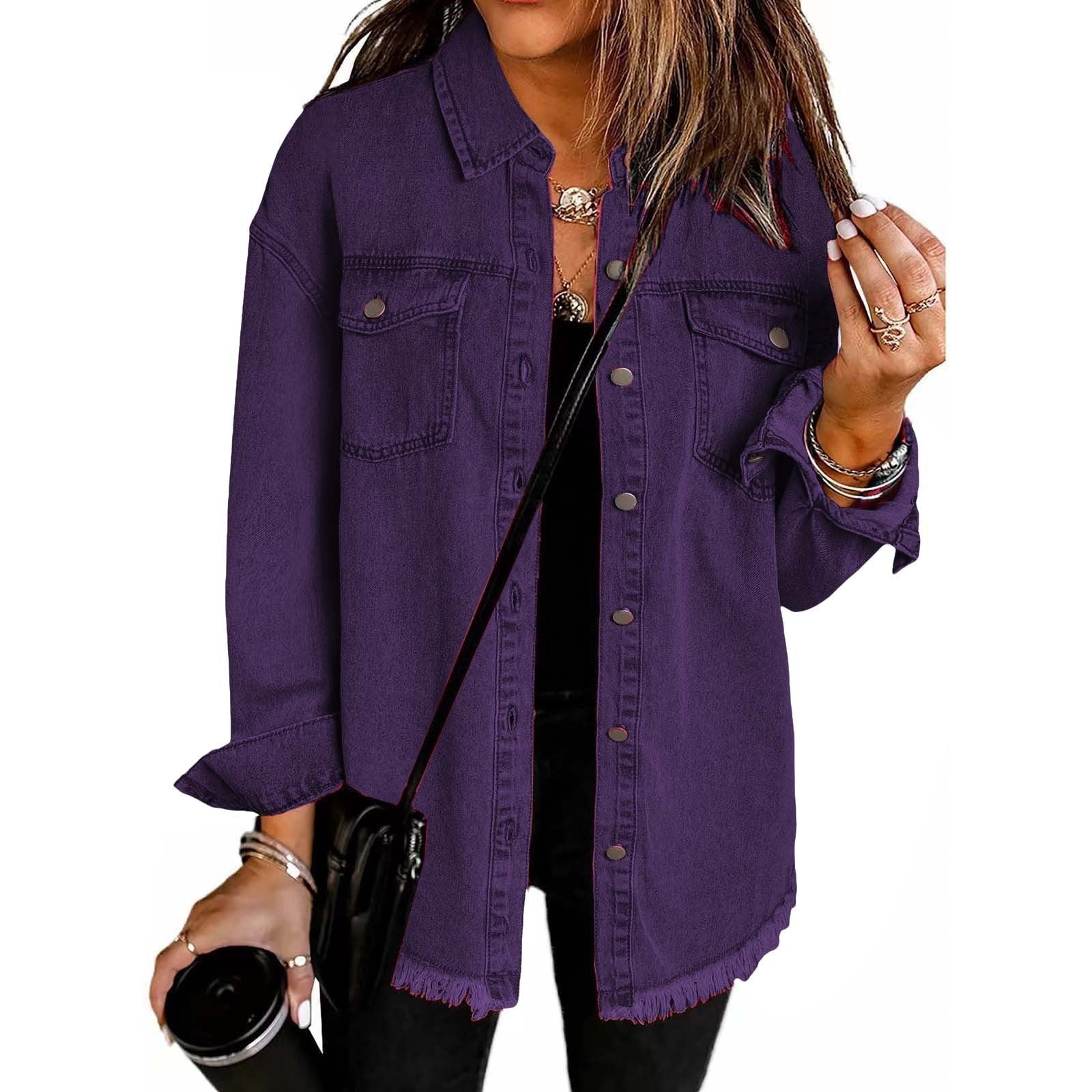Chaqueta de mezclilla morada con botones y bolsillos delanteros; dobladillo con flecos.