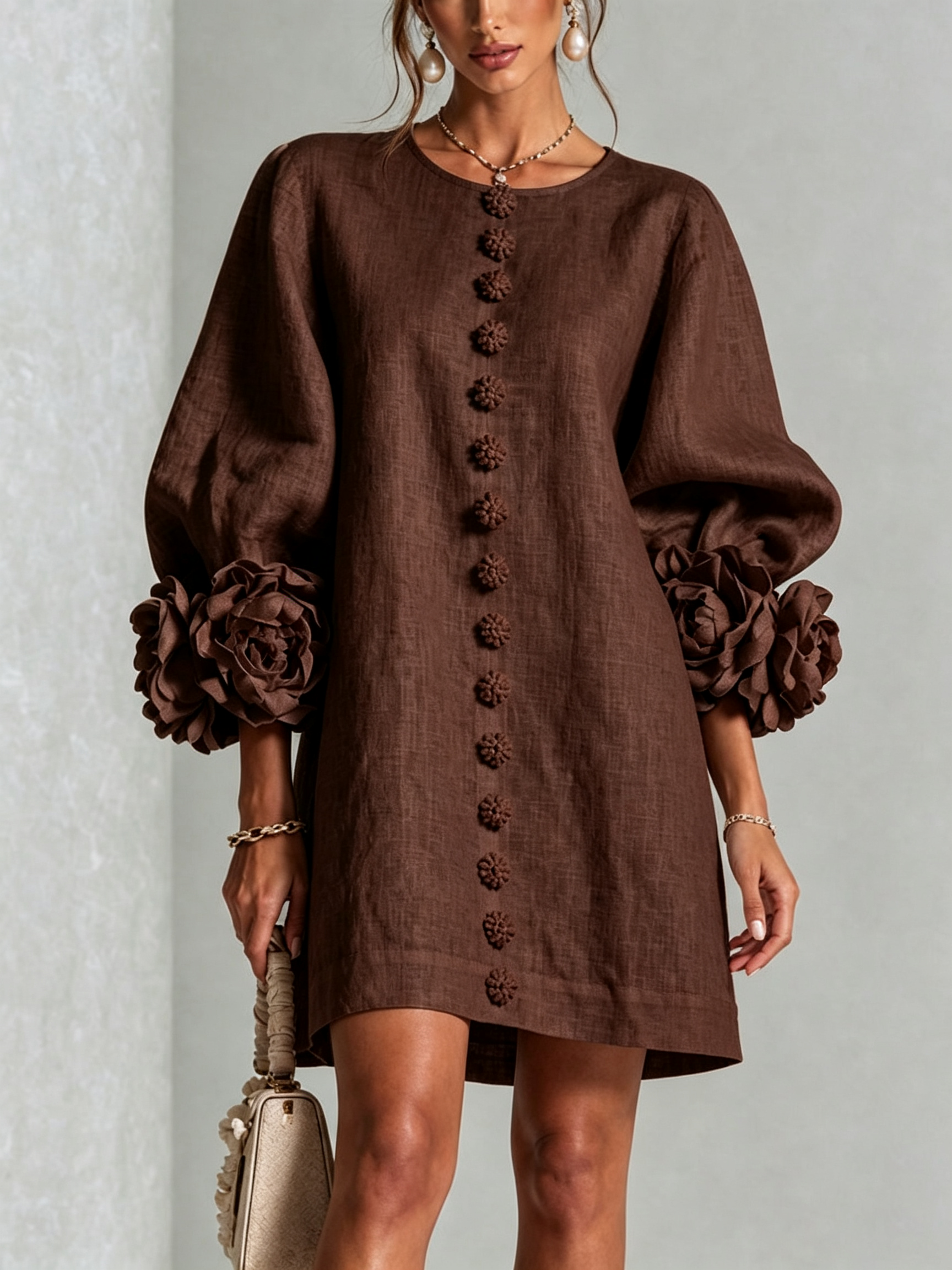 Vestido corto marrón oscuro de lino, cuello redondo, botones decorativos verticales y mangas abullonadas