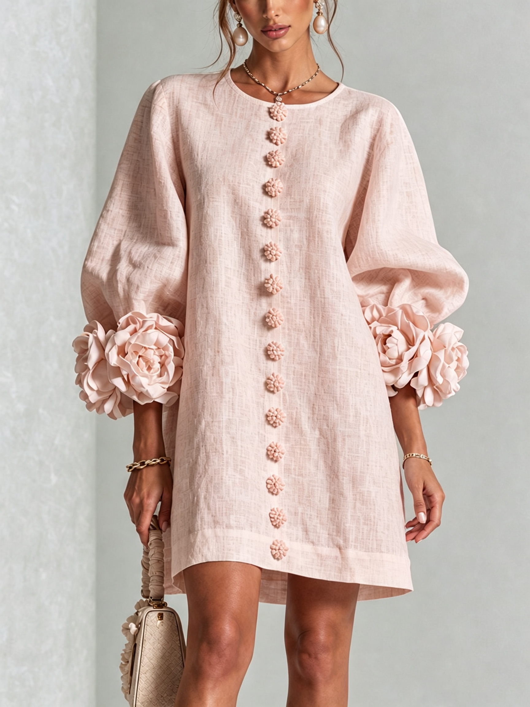 Vestido corto de lino rosa/beige con botones bordados y puños con flores 3D