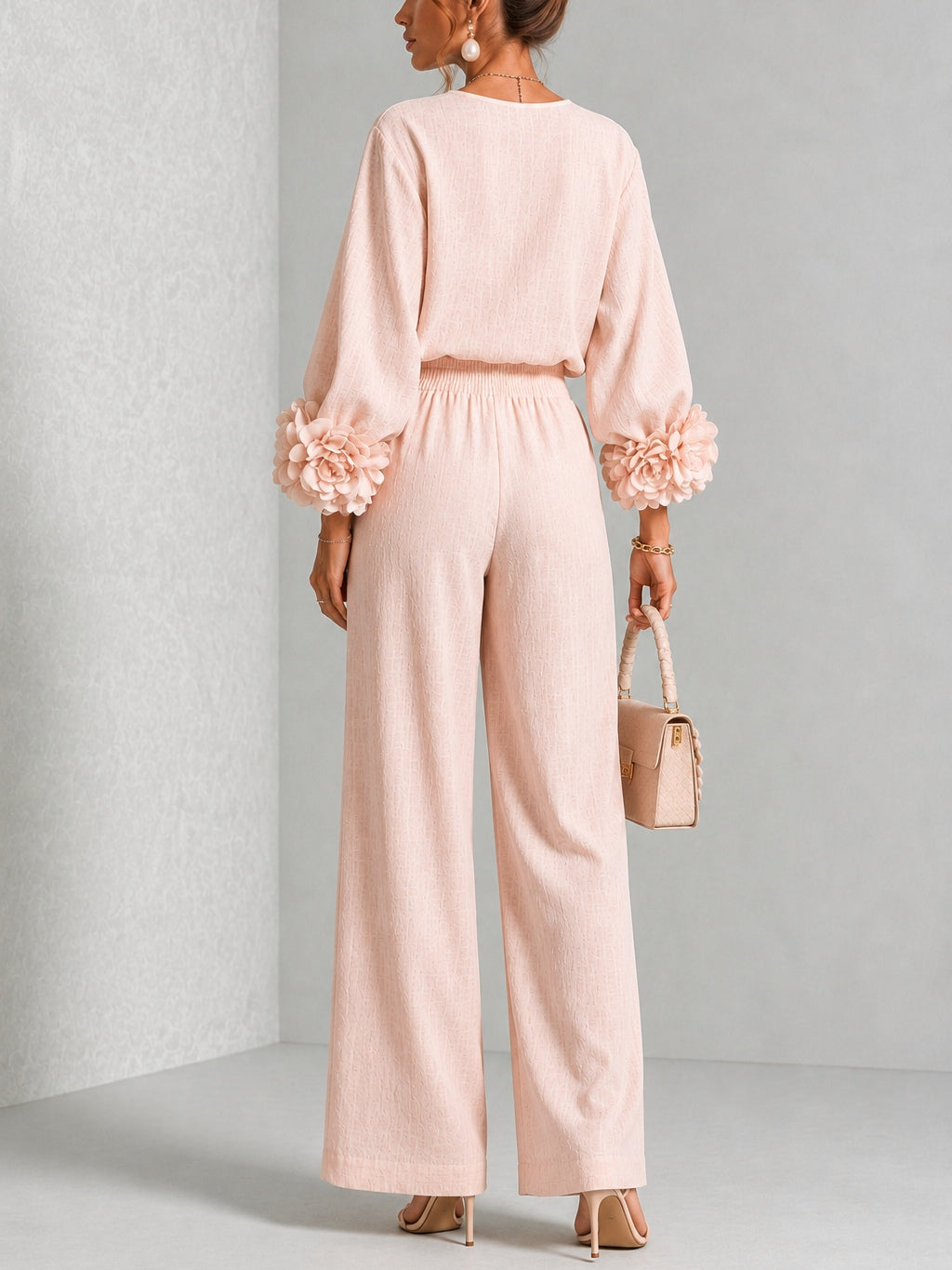 Conjunto de blusa y pantalón ancho rosa con cintura elástica y puños florales