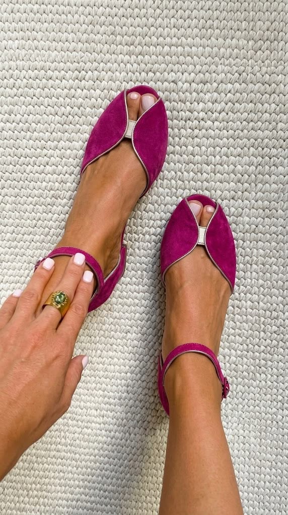 Sandalias planas de ante rosa fucsia con pulsera y puntera abierta, suela lisa