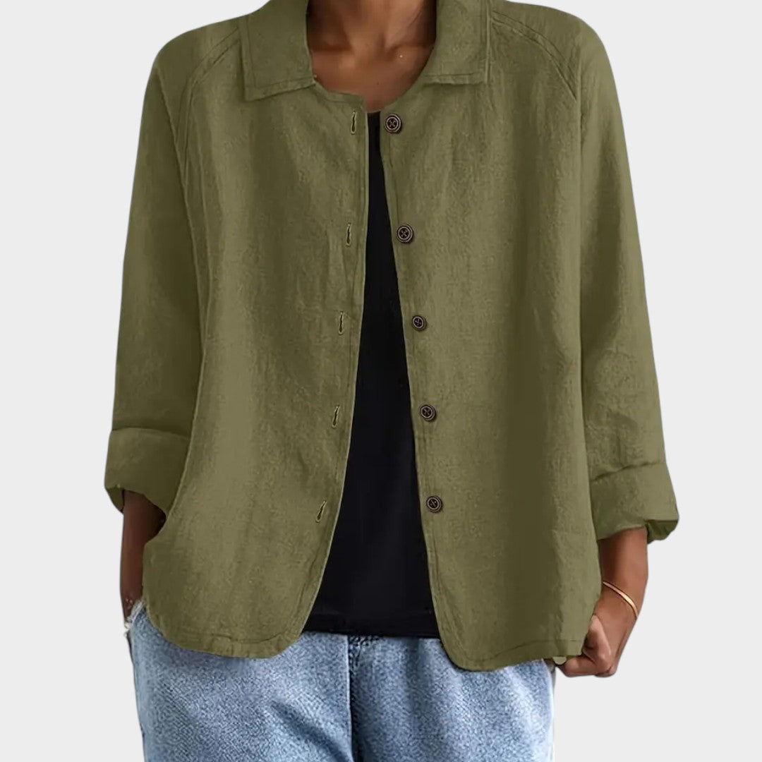 Chaqueta de lino verde oliva con botones frontales, cuello solapa y mangas tres cuartos.