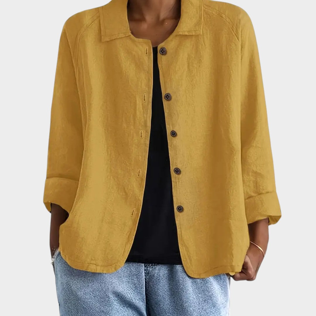 Chaqueta de lino amarilla con botones, cuello solapa y mangas tres cuartos.