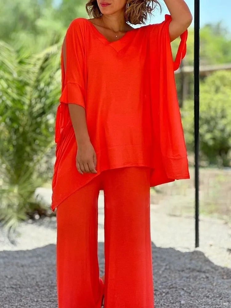 Conjunto rojo de túnica holgada con escote pico y pantalón ancho a juego.