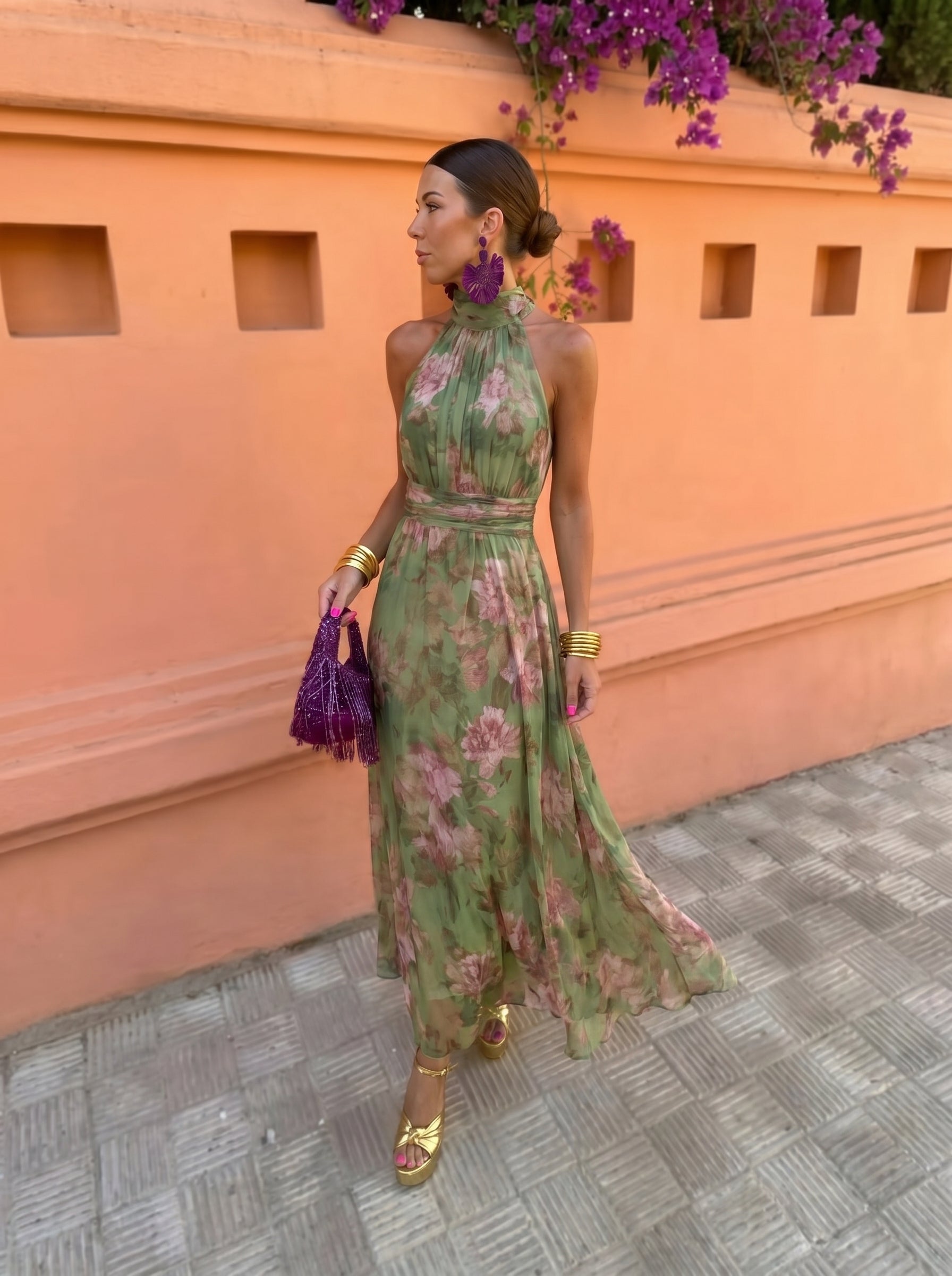 Vestido largo verde con estampado floral, escote halter y falda acampanada