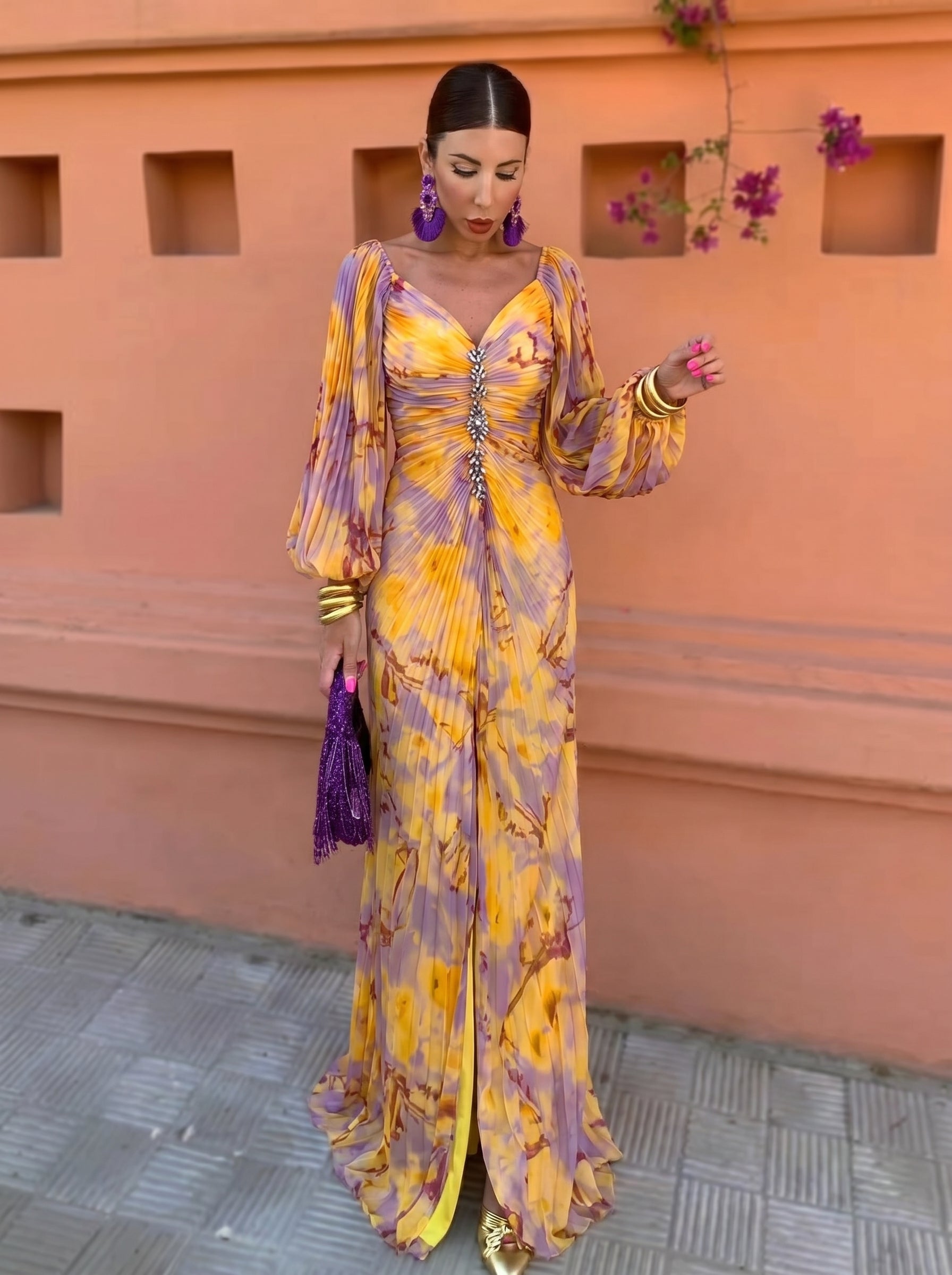 Vestido largo floral amarillo y morado con escote pronunciado y mangas globo