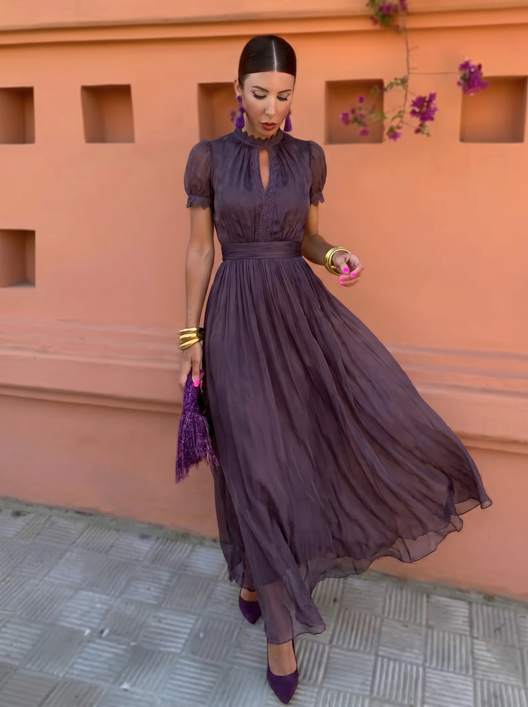 Vestido largo de gasa berenjena, falda amplia y mangas abullonadas.