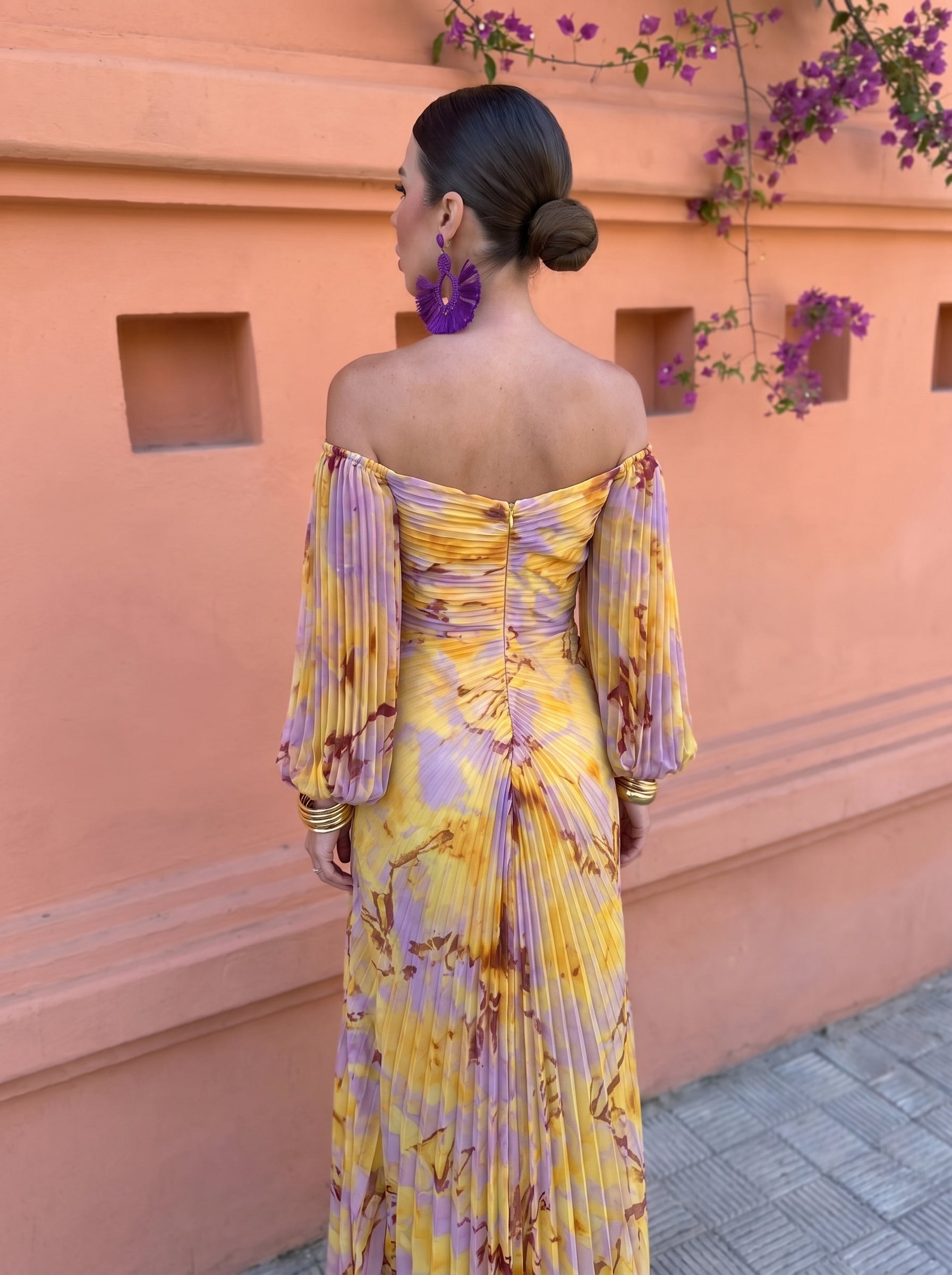 Vestido largo floral amarillo y morado con espalda descubierta y lazo fruncido