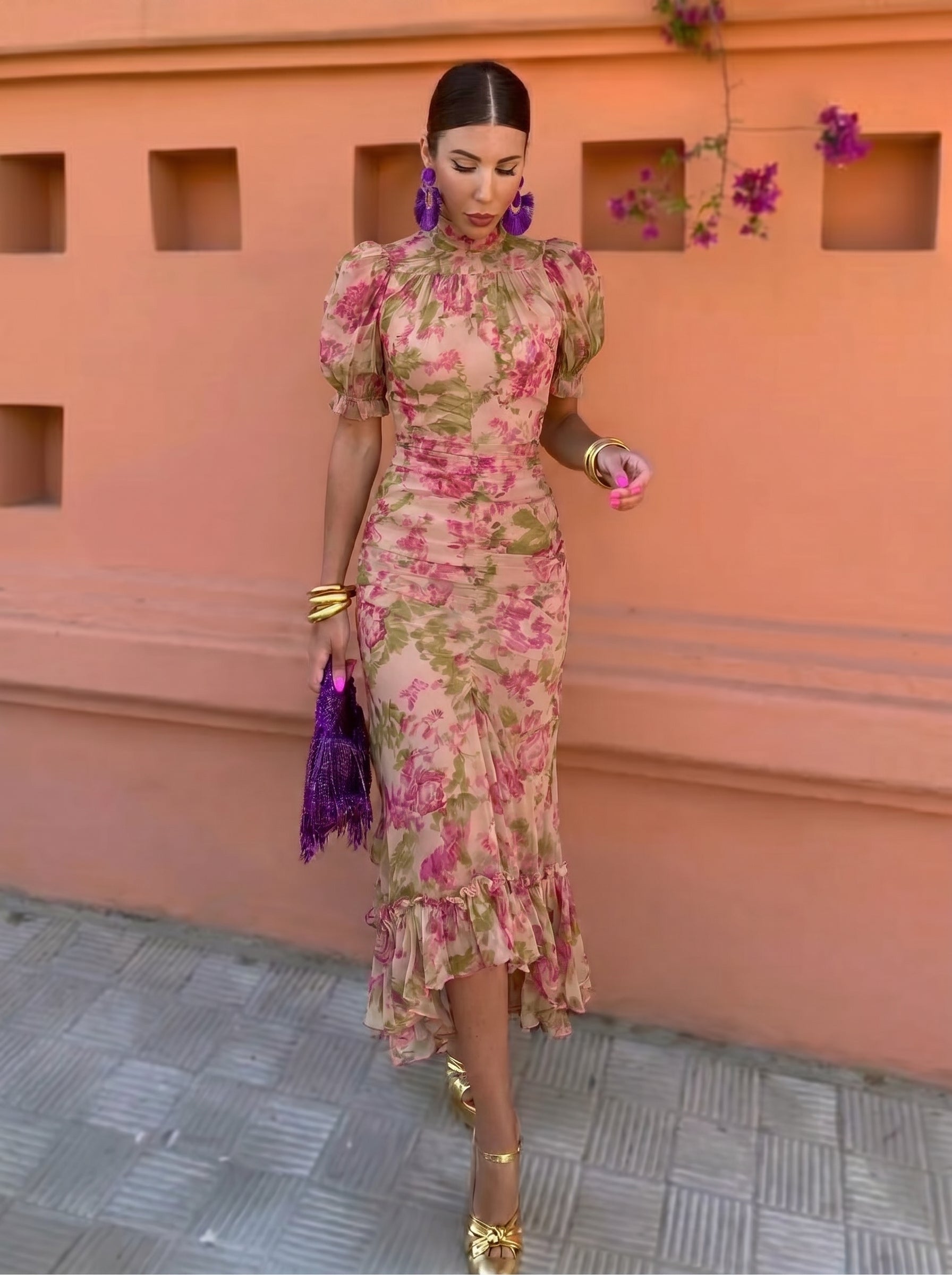 Vestido largo rosa con estampado de rosas, manga globo y falda con volantes.