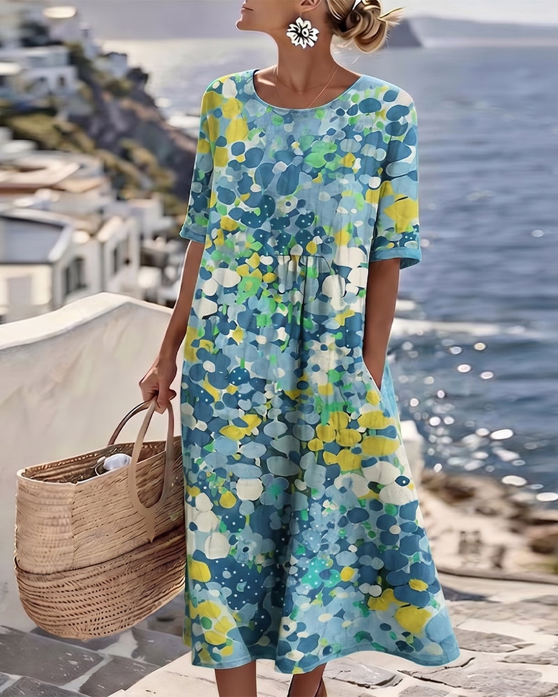 Vestido midi floral azul y verde, manga corta y corte A con falda suelta.