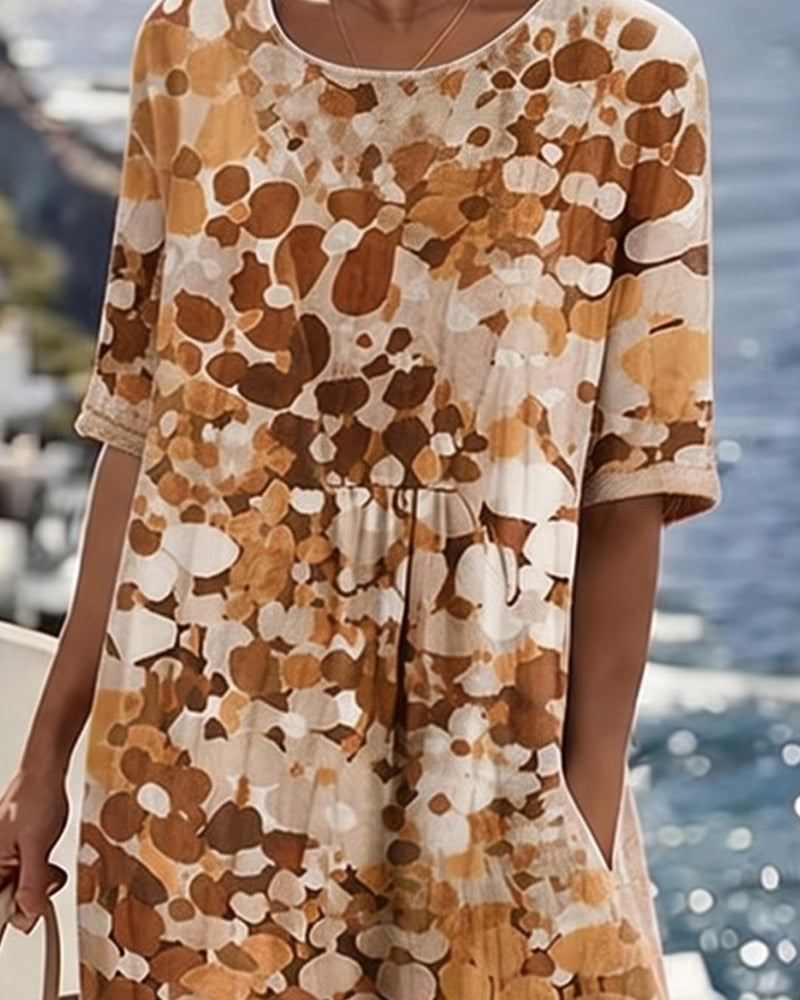 Vestido midi floral marrón y beige, manga corta y corte A con frunce en cintura.