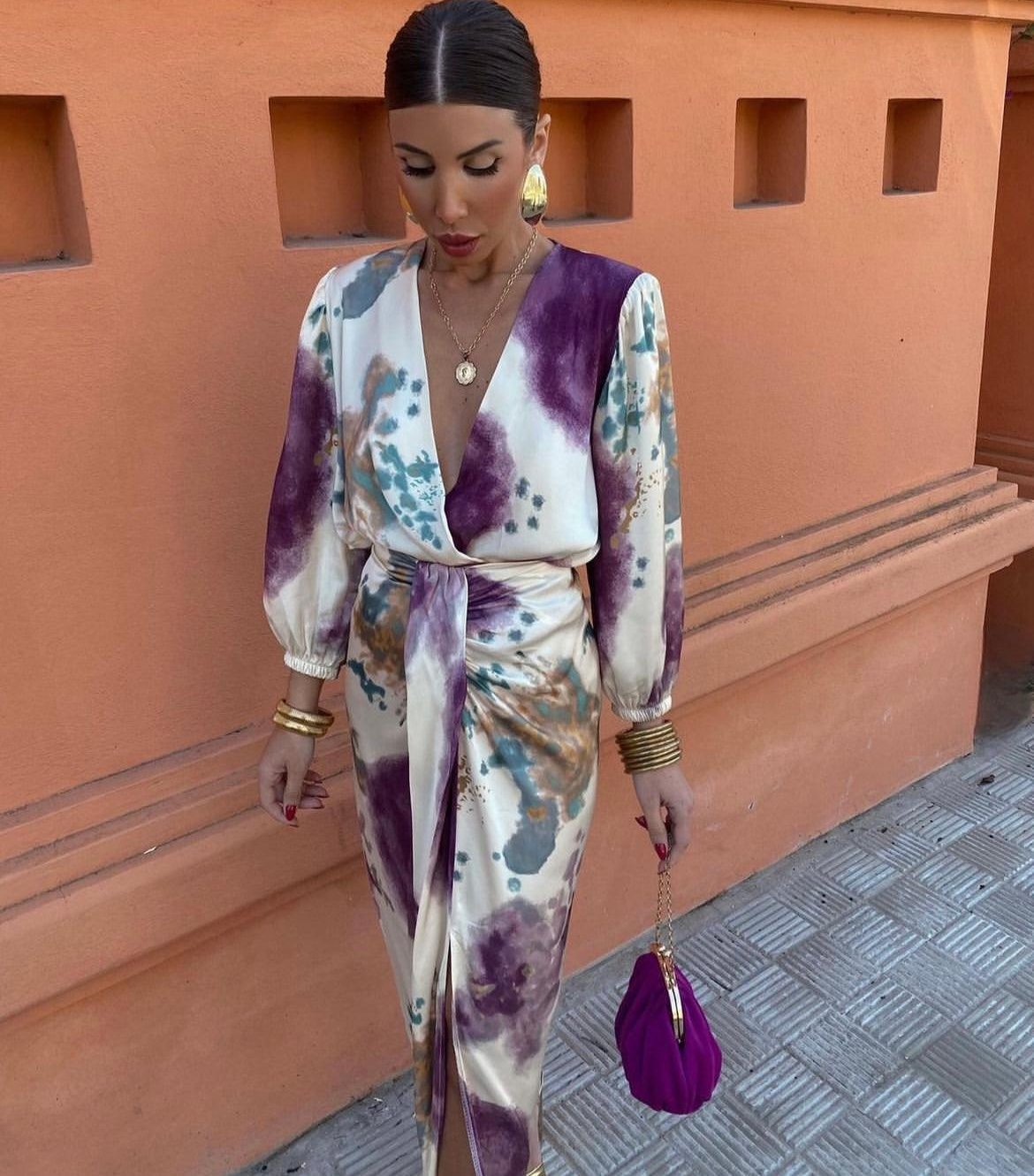 Vestido satinado cruzado estampado con cinturón anudado y mangas abullonadas
