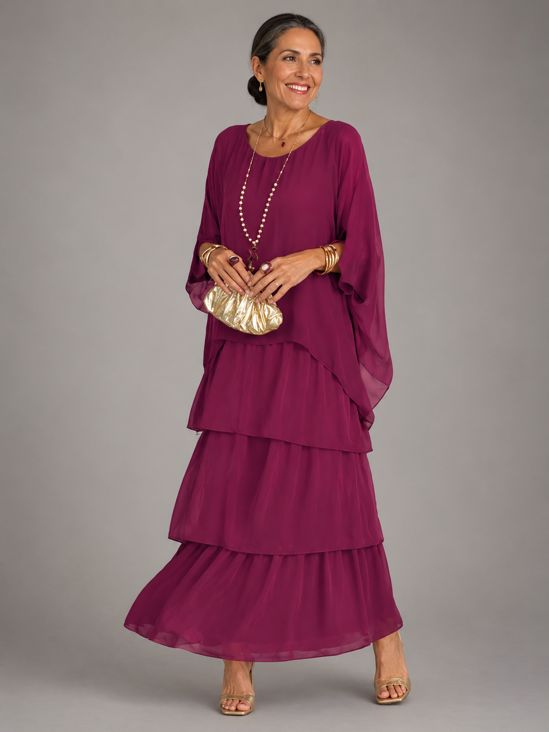 Vestido largo violeta con volantes escalonados y manga amplia tipo capa, fluido