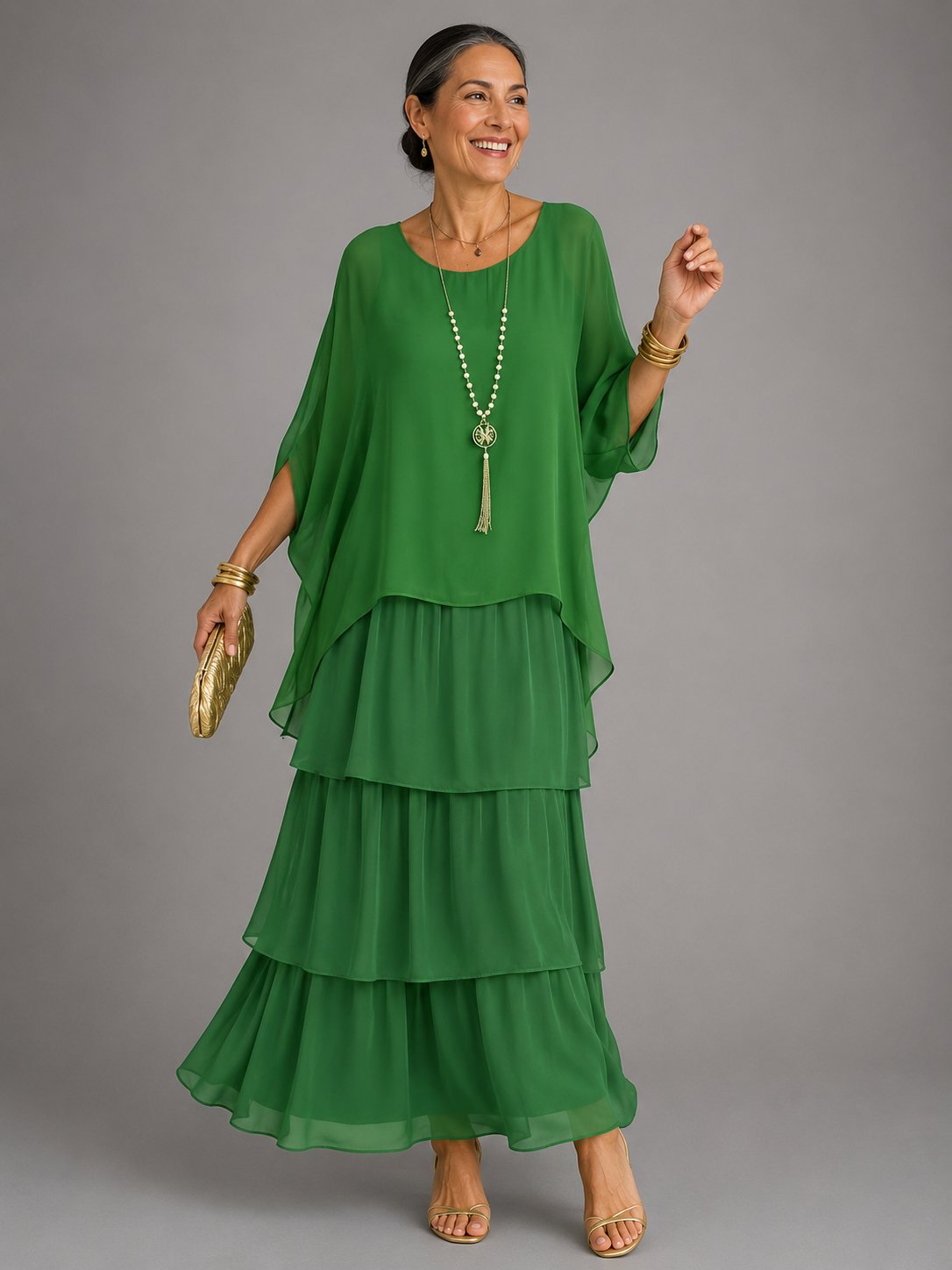 Vestido largo verde fluido con volantes escalonados y mangas tipo capa