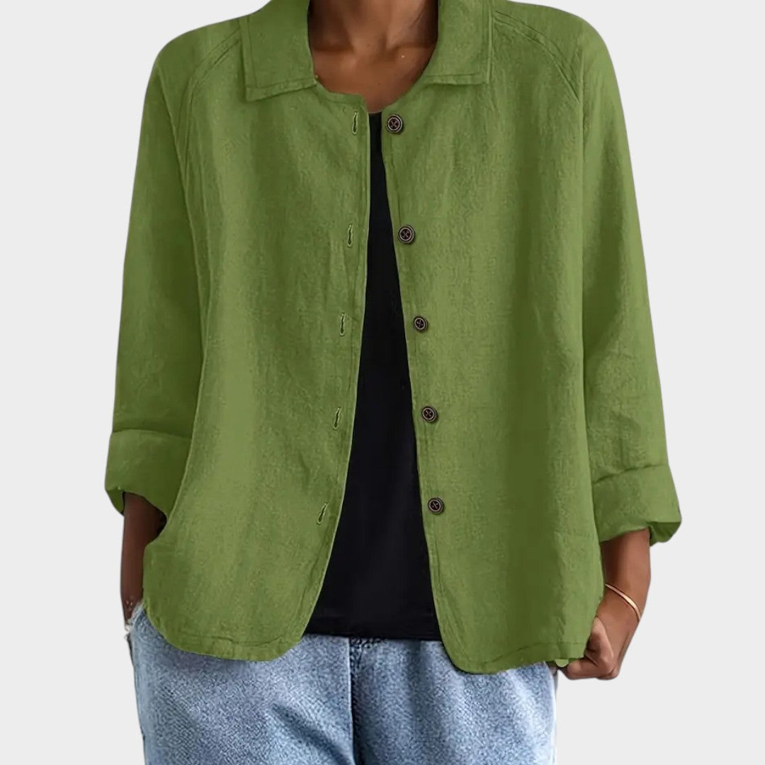 Chaqueta de lino verde con botones, cuello solapa y mangas tres cuartos.