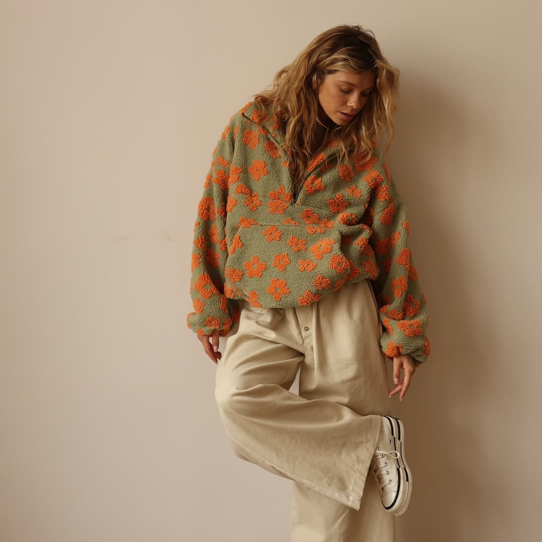 Sudadera de forro polar con cremallera, verde salvia y flores naranjas, manga larga