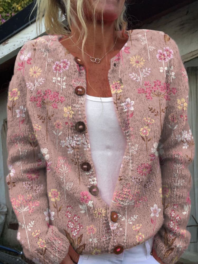 Chaqueta de punto floral rosa con botones marrones y escote en V