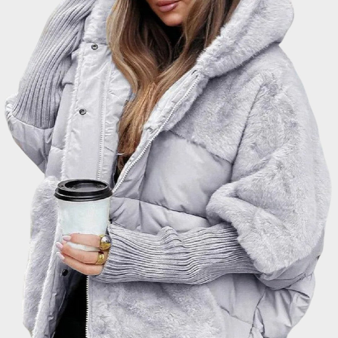 Abrigo de invierno patchwork gris claro con capucha y acolchado con detalles de pelo