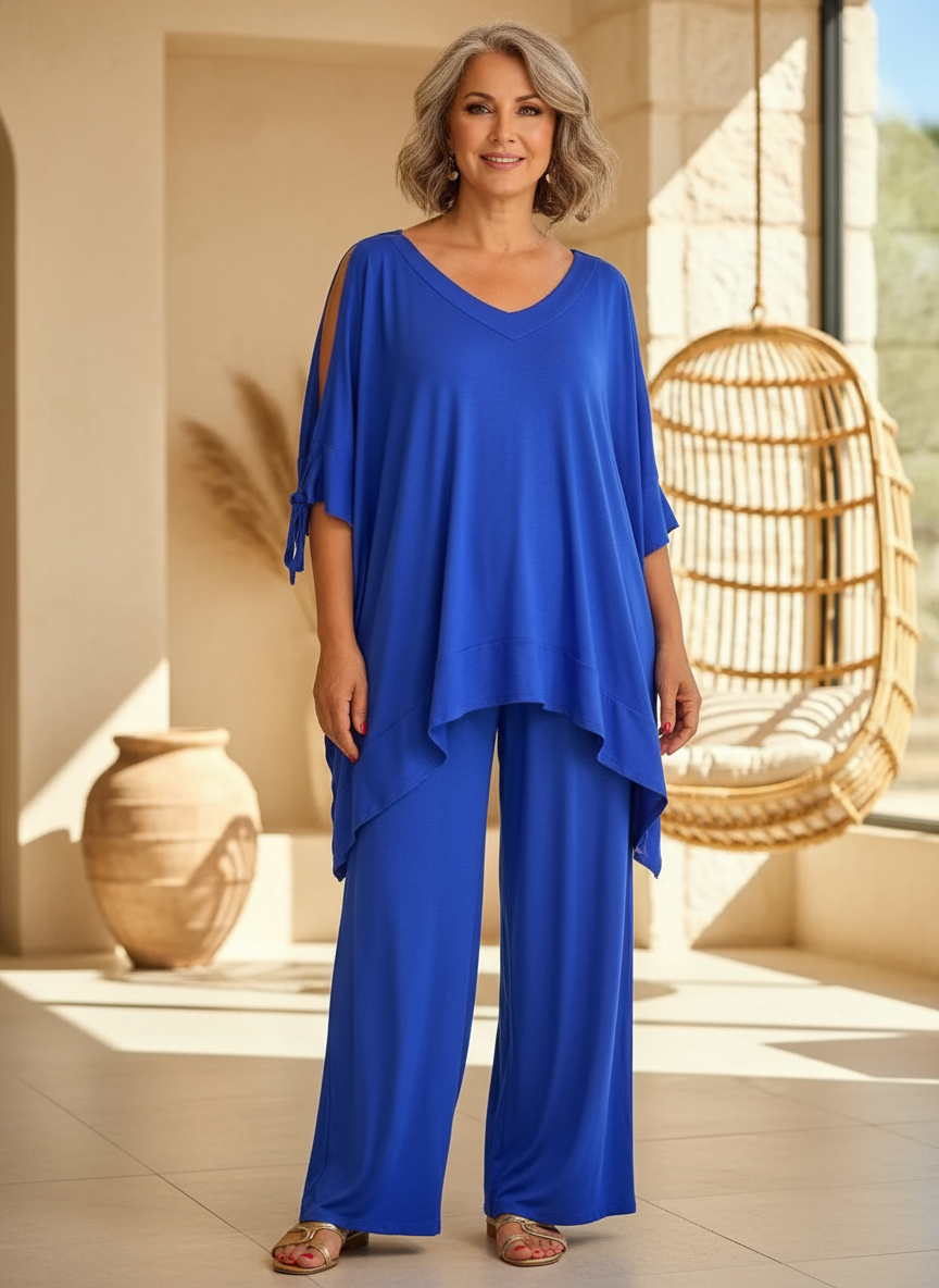 Conjunto azul de túnica con escote pico y mangas caídas sujetas, con pantalón ancho a juego.