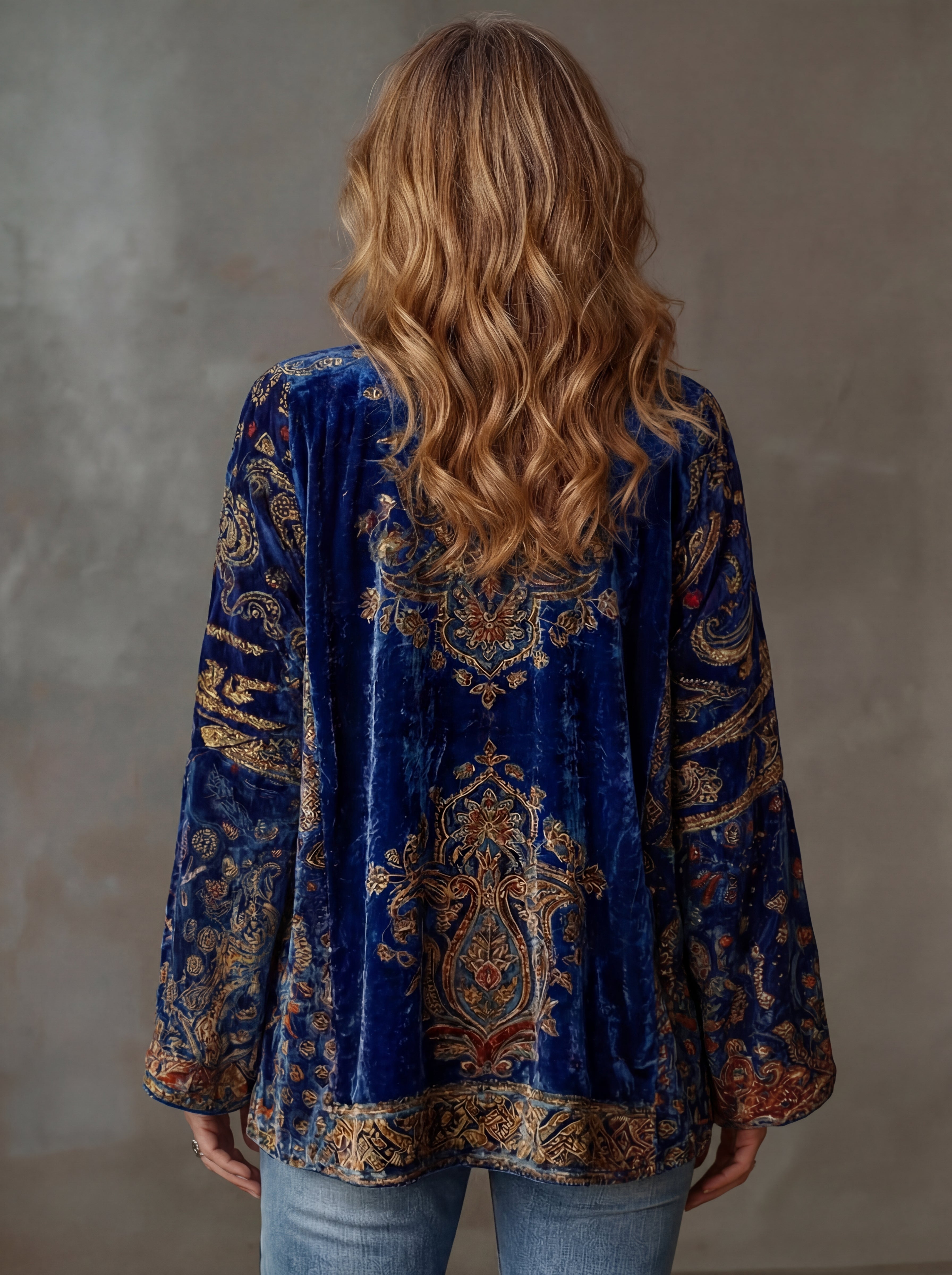 Chaqueta kimono boho bordada azul medianoche con estampado paisley, espalda y manga larga