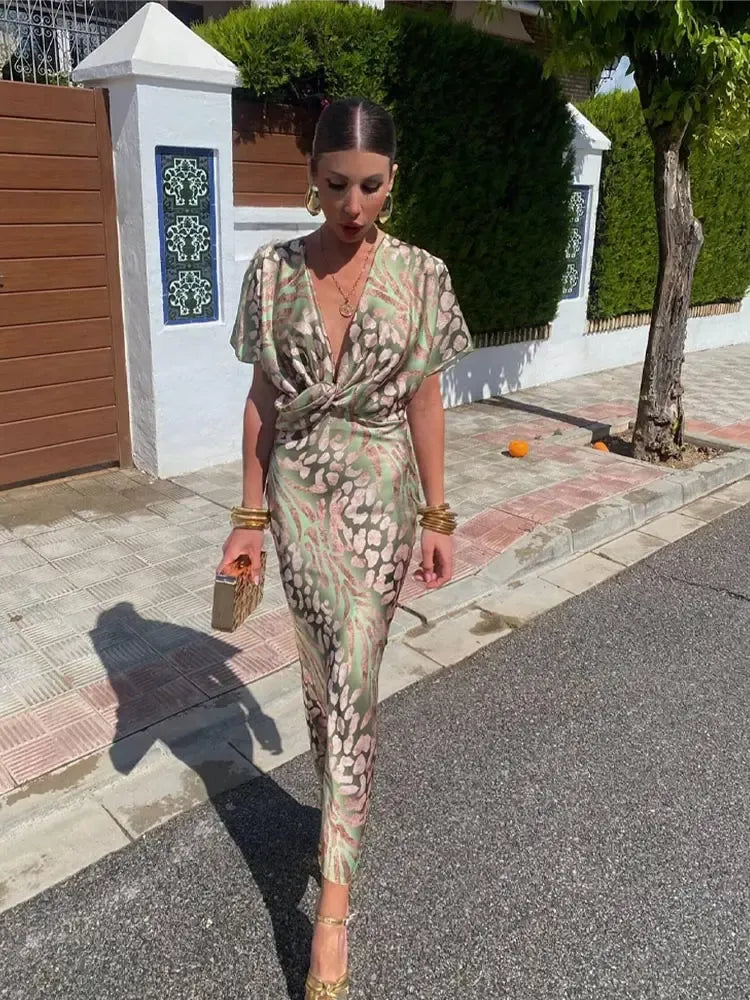 Vestido midi estampado verde menta y cobre, escote cruzado y manga globo