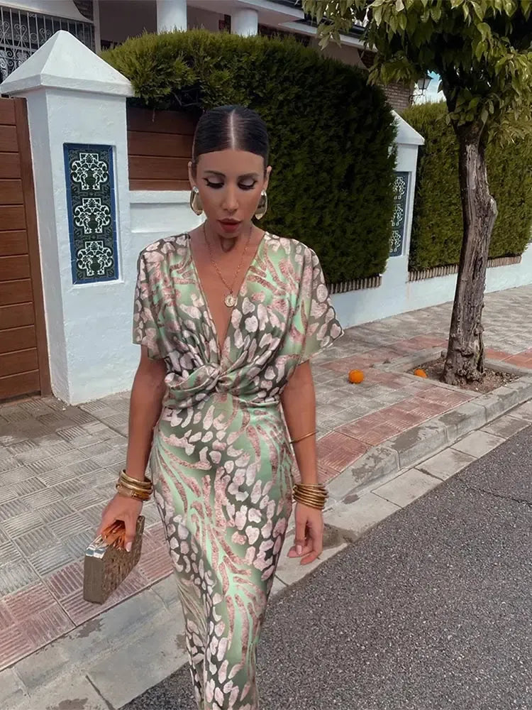 Vestido midi estampado verde menta y cobre, escote cruzado con cinturón fruncido