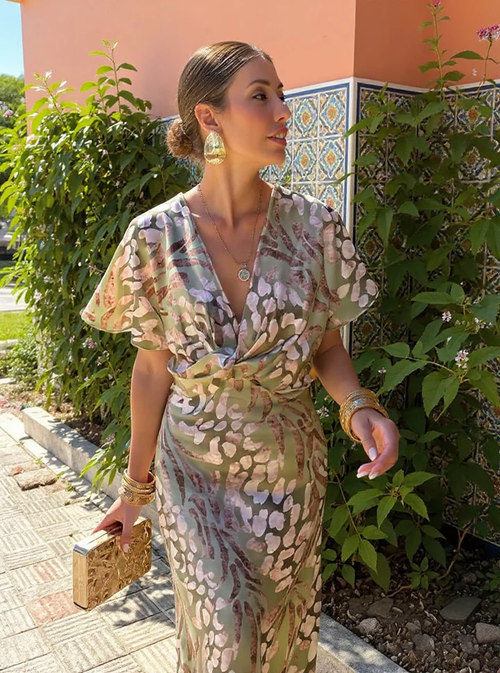 Vestido midi estampado en tonos menta y cobre, escote cruzado y cinturón anudado