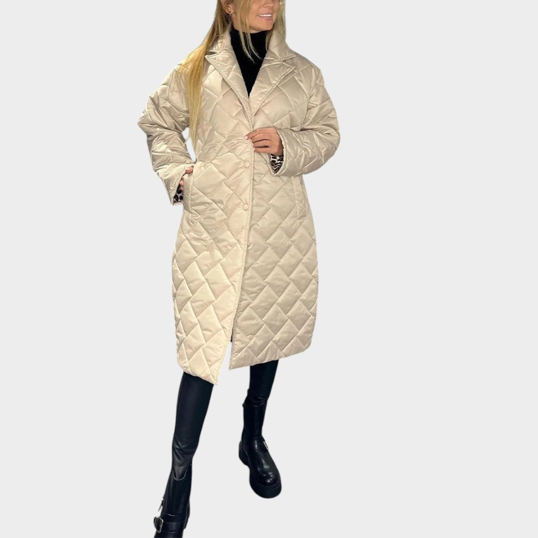 Abrigo acolchado largo beige con capucha y cremallera frontal, rombos.