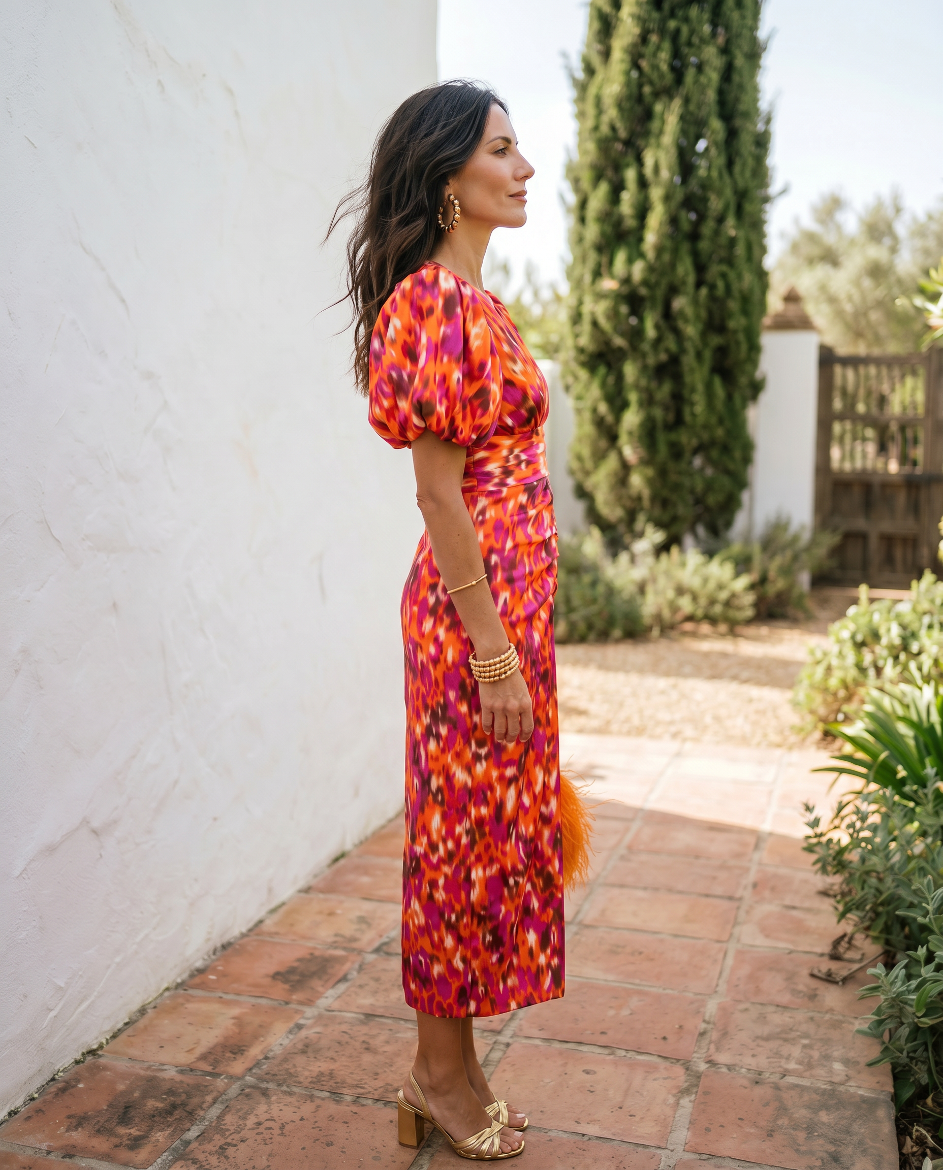 Vestido midi Carla™ estampado naranja y morado con escote cruzado y mangas abullonadas