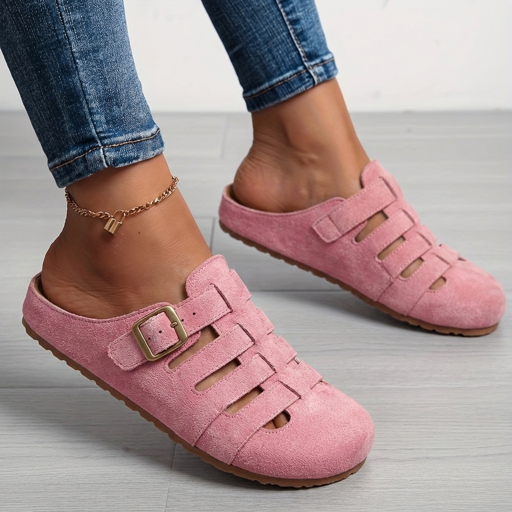 Sandalia mule de ante rosa con hebilla y tiras con recortes laterales