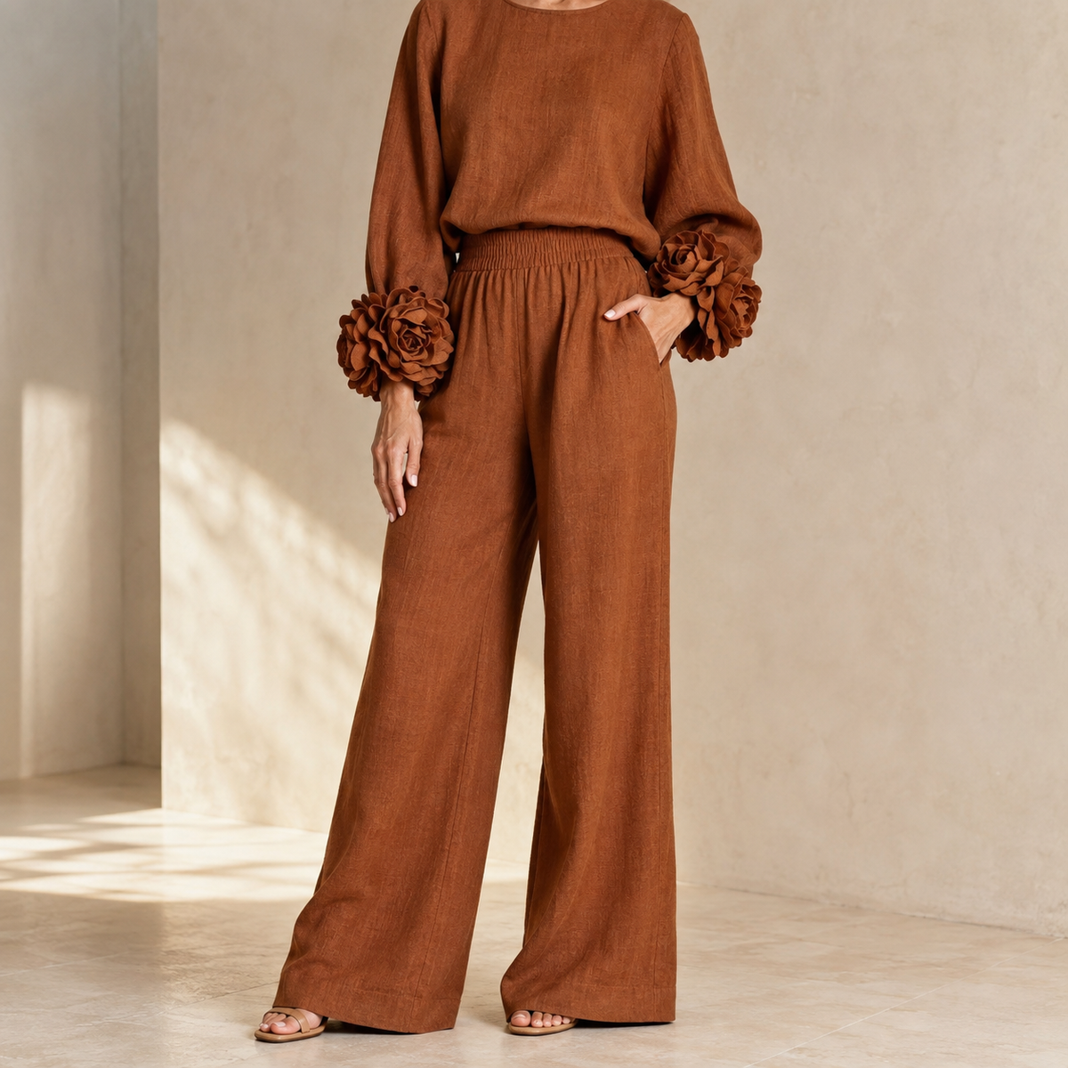 Conjunto de blusa y pantalón ancho marrón con puños florales en mangas