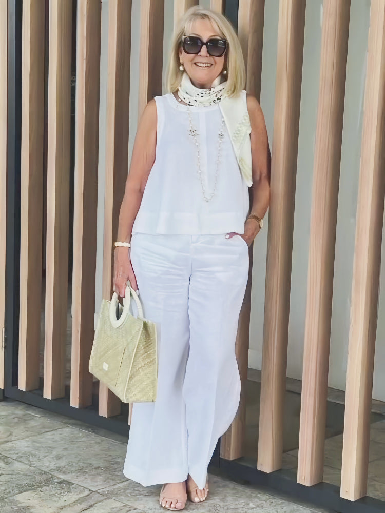 Conjunto blanco: blusa sin mangas con pedrería en el cuello y pantalón ancho