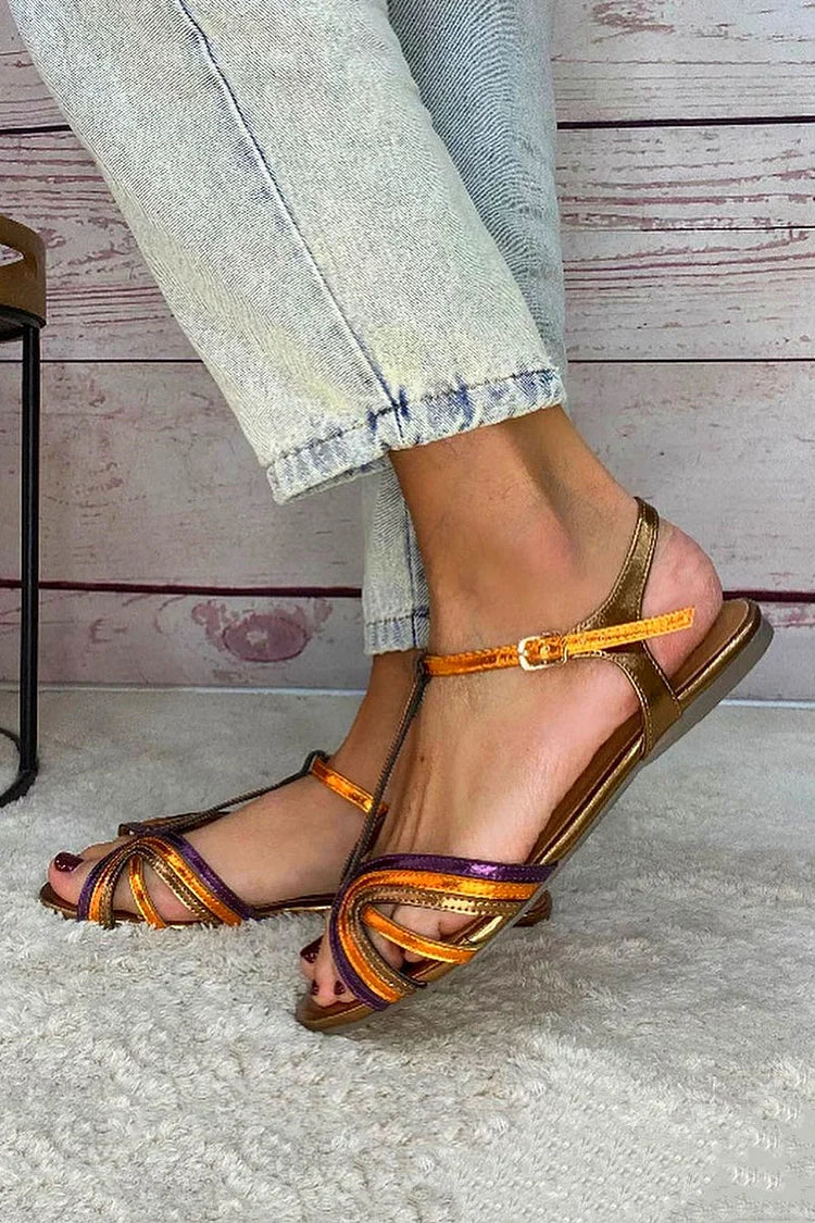 Sandalias planas Pastora™ vista lateral con tiras naranja, moradas y doradas