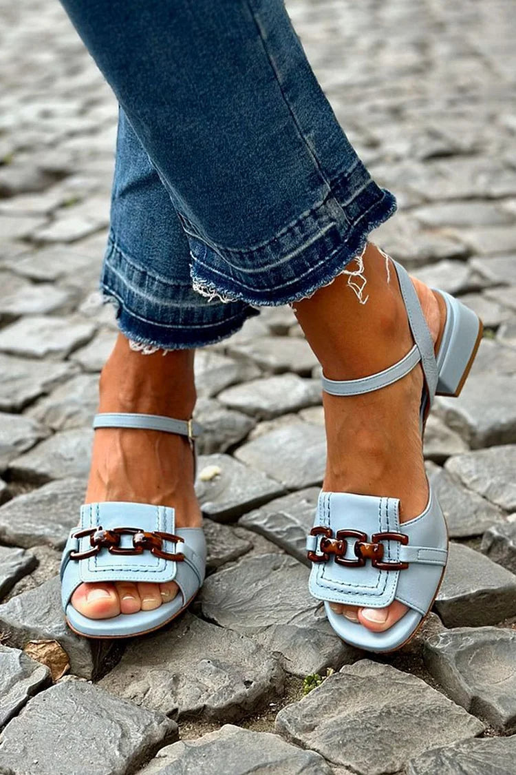 Sandalias de tacón Marisol™ celestes con tira ajustable y adorno frontal metálico