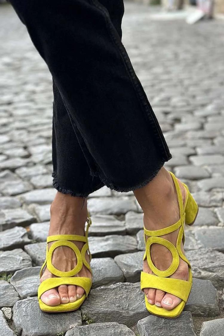 Sandalias planas Begoña con detalle circular en ante amarillo, cierre con tacón bajo