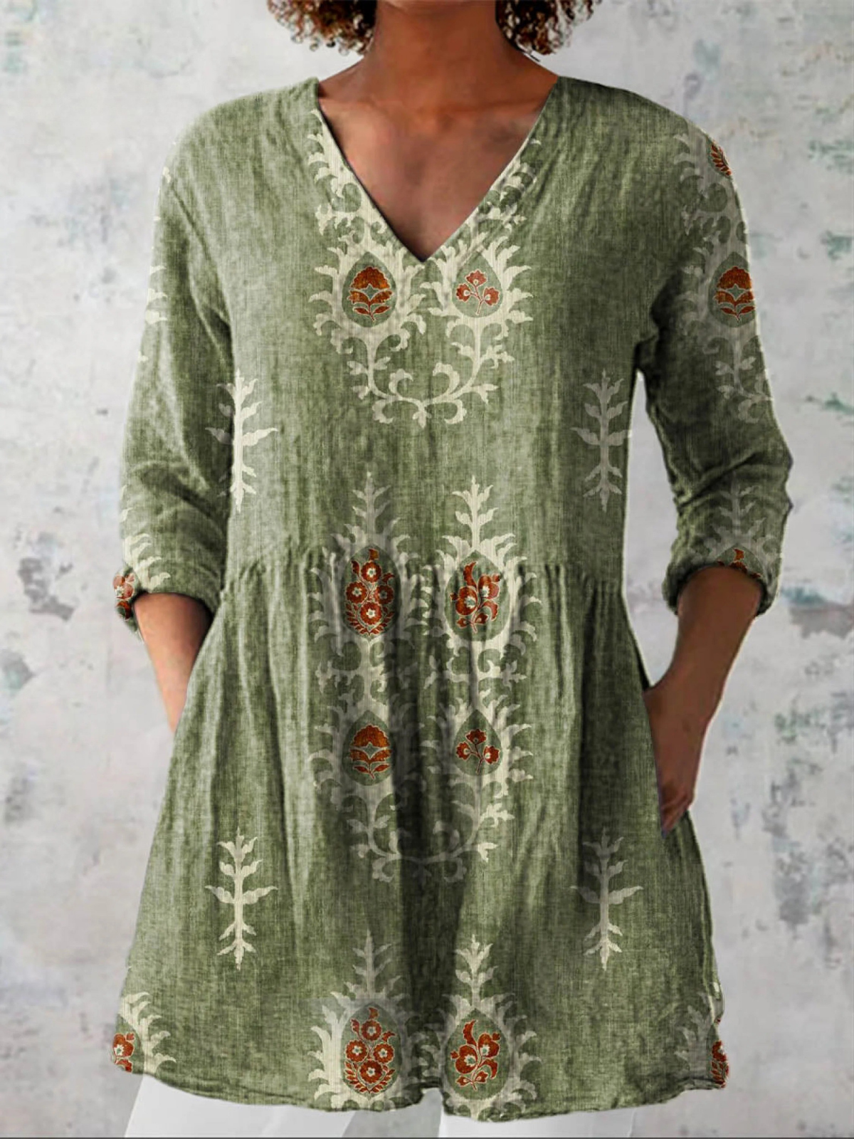 Blusa larga de cuello en V con mangas 3/4, estampado floral sobre verde