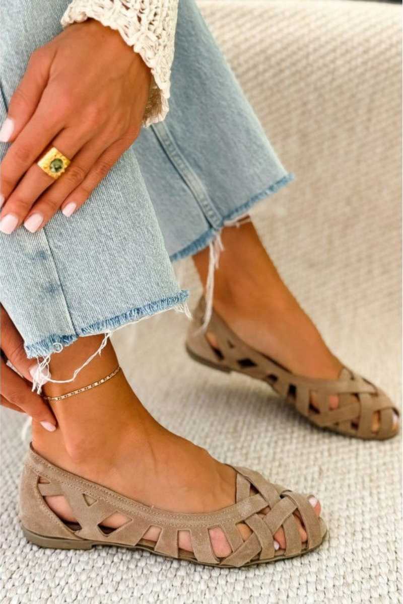 Sandalias planas trenzadas beige con tiras entrelazadas y punta abierta.