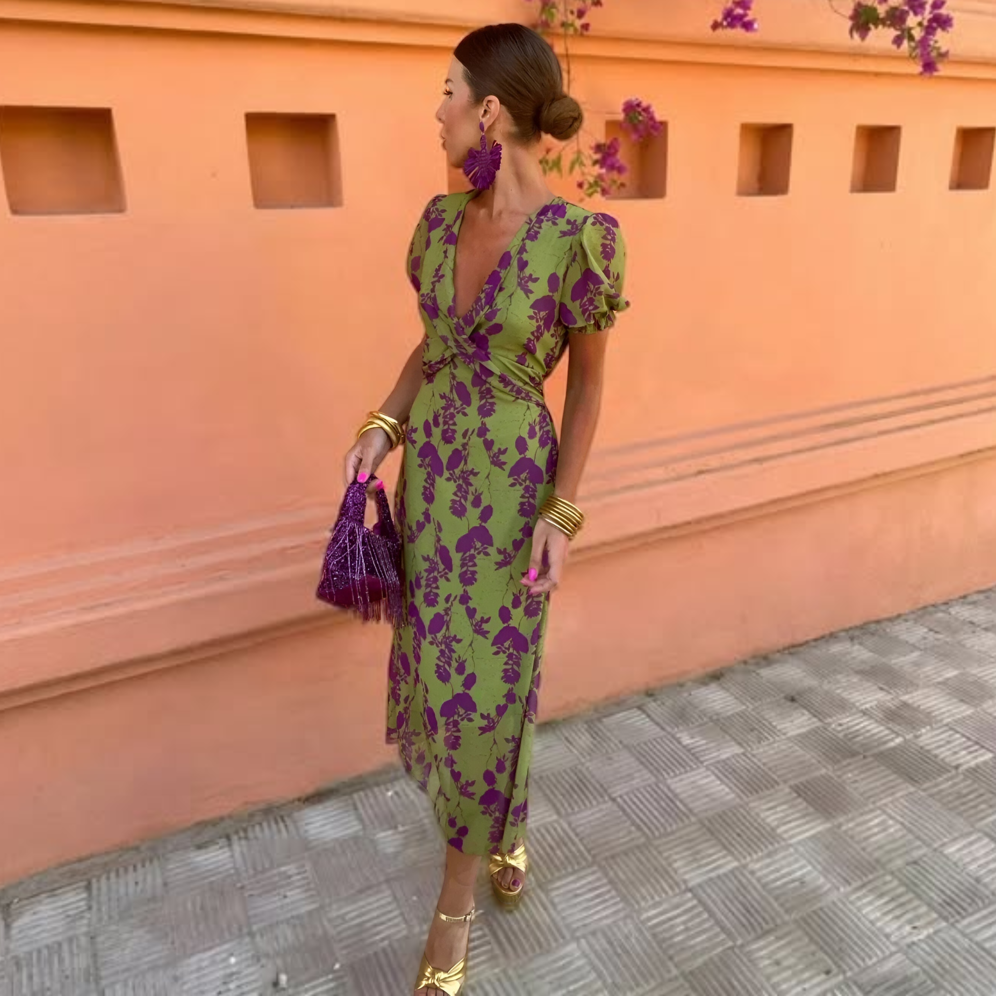 Vestido largo verde con estampado floral morado, diseño cruzado y falda ajustada
