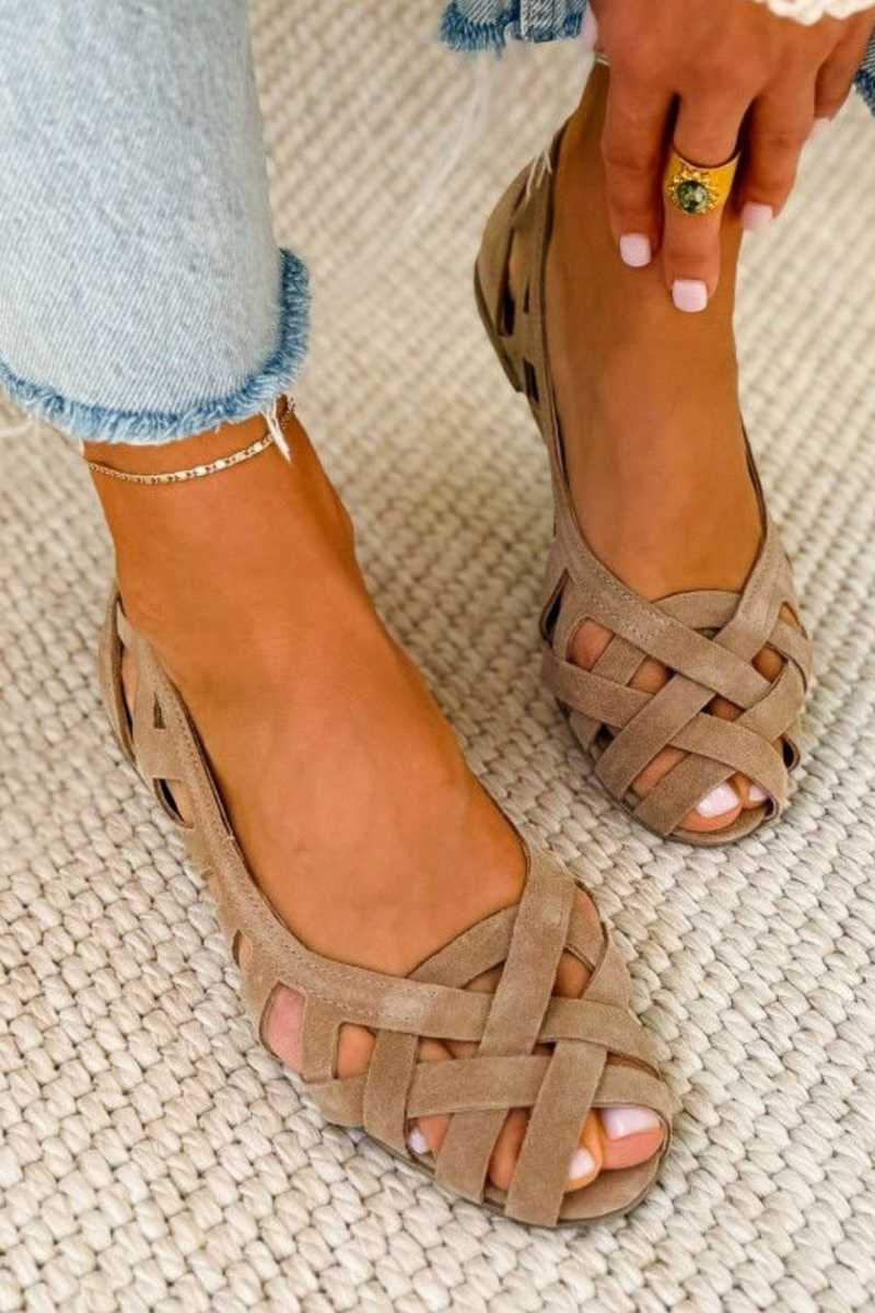 Sandalias planas trenzadas color camel con tiras entrelazadas y punta abierta.