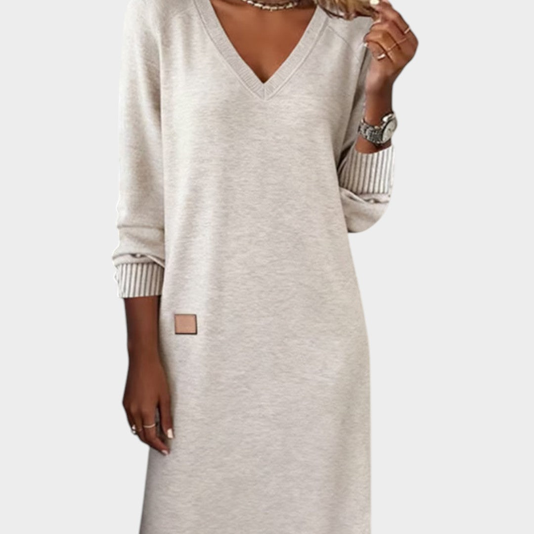 Vestido de punto beige con cuello pico y mangas 3/4; puños a rayas y parche cuadrado
