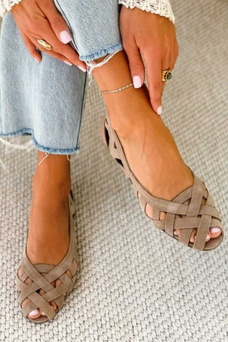 Sandalias planas trenzadas taupe con tiras cruzadas y peep toe.