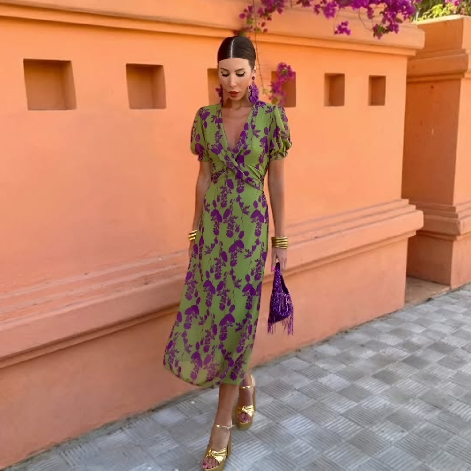 Vestido largo verde con flores moradas, escote cruzado, cinturón fruncido y borla lateral