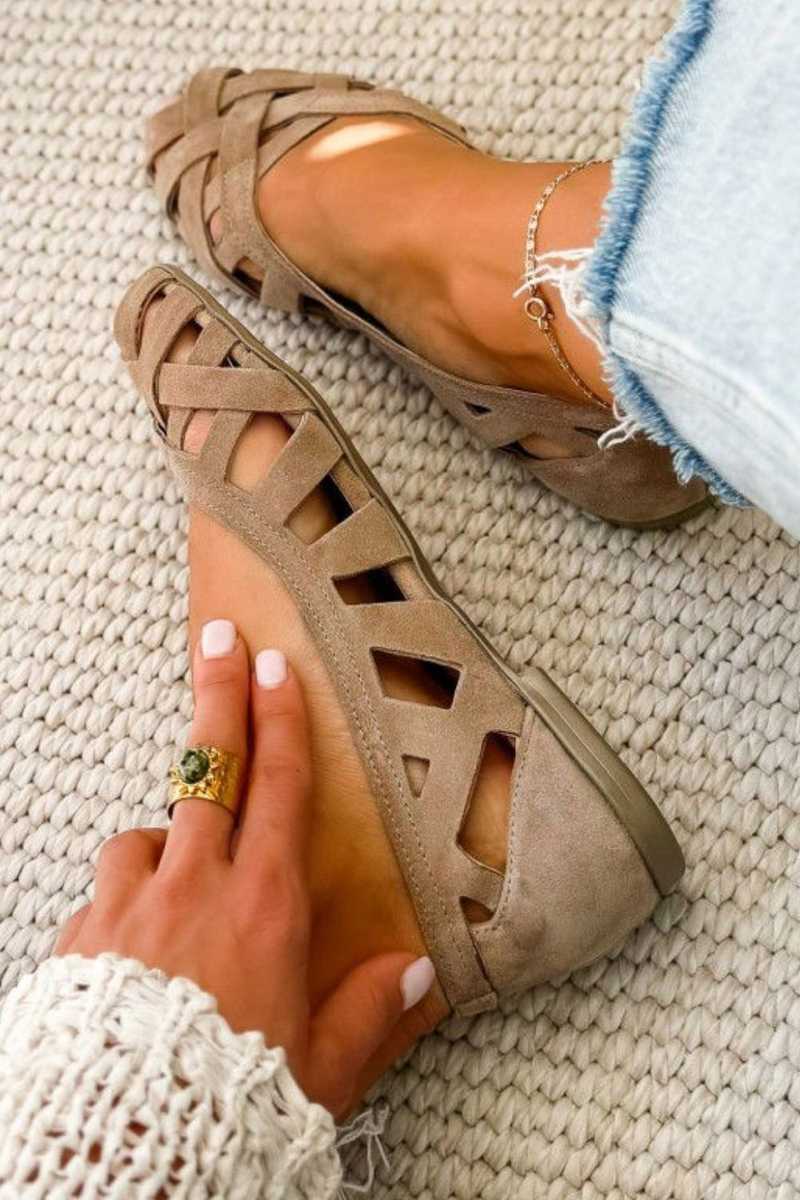 Sandalias planas trenzadas taupe con suela plana y recortes en la parte superior.